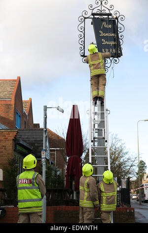 Oxford, Inghilterra 10 gennaio 2015. Oxford Vigili del fuoco rendono sicure segnaletica di un ristorante di Summertown, Oxford. Credito: Credito: Pete Lusabia/ Alamy Live News Foto Stock