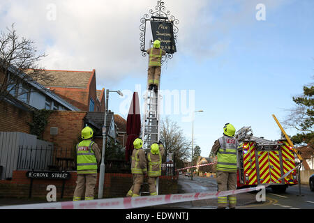 Oxford, Inghilterra 10 gennaio 2015. Oxford Vigili del fuoco rendono sicure segnaletica di un ristorante di Summertown, Oxford. Credito: Credito: Pete Lusabia/ Alamy Live News Foto Stock