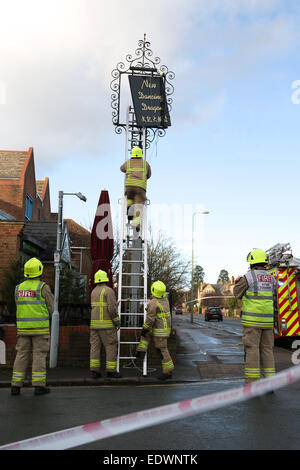 Oxford, Inghilterra 10 gennaio 2015. Oxford Vigili del fuoco rendono sicure segnaletica di un ristorante di Summertown, Oxford. Credito: Credito: Pete Lusabia/ Alamy Live News Foto Stock