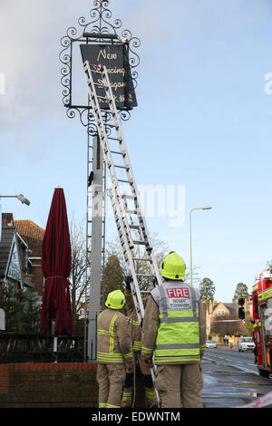 Oxford, Inghilterra 10 gennaio 2015. Oxford Vigili del fuoco rendono sicure segnaletica di un ristorante di Summertown, Oxford. Credito: Credito: Pete Lusabia/ Alamy Live News Foto Stock