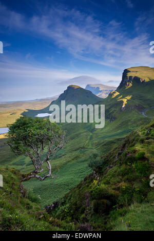 Vista panoramica del Trotternish Ridge da vicino la Quiraing sull'Isola di Skye in Scozia, Regno Unito Foto Stock