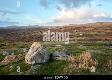 Vista dall'ingra Tor verso Cox Tor e fiocco Tor Parco Nazionale di Dartmoor Devon UK Foto Stock