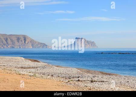 Spiaggia di sabbia e ghiaia sulla costa mediterranea di Altea Spagna Foto Stock