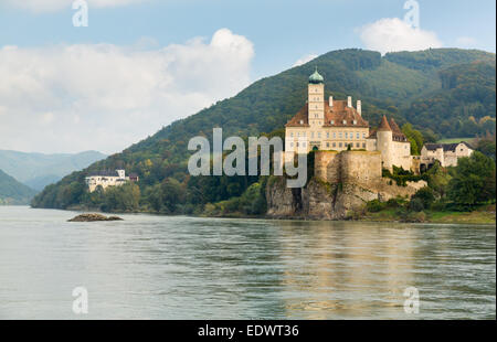 Vista di Schloss Schoenbuehel sulla roccia che affiora in superficie sul lato del fiume Danubio vicino a Melk, Austria Foto Stock