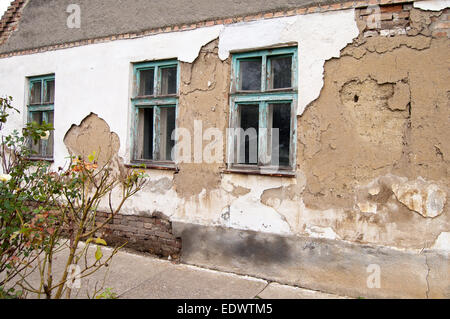 La vecchia casa colonica si trova nel villaggio di Kovačica. La casa è una delle più antiche del villaggio. Foto Stock
