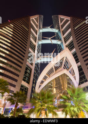 Vista da terra fino alle torri gemelle del Bahrain World Trade Center di Manama, Bahrain Foto Stock