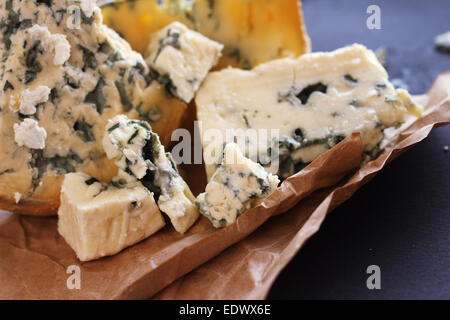 Il Roquefort e composizione su sfondo scuro Foto Stock