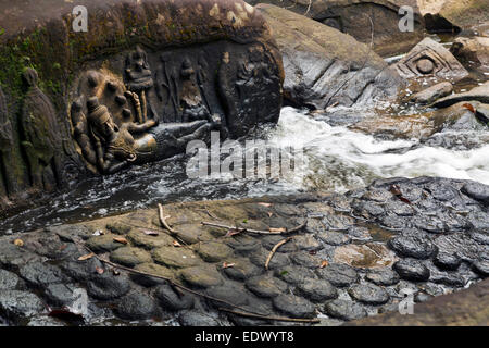Linga e sculture di divinità Indù presso Il Kbal Spean, il fiume dei mille linga, Siem Reap, Cambogia Foto Stock