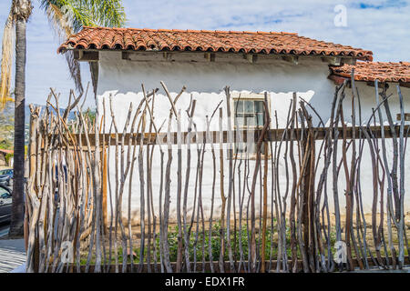 Un recinto costruito nella storica metodo spagnolo utilizzando i rami degli alberi per fare una recinzione stick a El Presidio de Santa Barbara Foto Stock