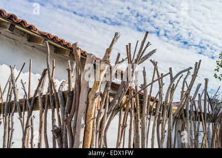 Un recinto costruito nella storica metodo spagnolo utilizzando i rami degli alberi per fare una recinzione stick a El Presidio de Santa Barbara Foto Stock