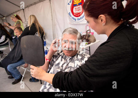 Tucson, Arizona, Stati Uniti. Gen. 10, 2015. Senzatetto militari statunitensi reduci ricevono cure mediche, abbigliamento e della cura del corpo al XVI Stand semestrale all evento ospitato da Tucson veterani che serve i veterani. Gli Stati Uniti Reparto di Albergare e Sviluppo Urbano stimato nel gennaio del 2014 che 49,933 militari americani reduci sono senzatetto. Credit: Norma Jean Gargasz/Alamy Live News Foto Stock