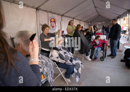 Tucson, Arizona, Stati Uniti. Gen. 10, 2015. Senzatetto militari statunitensi reduci ricevono cure mediche, abbigliamento e della cura del corpo al XVI Stand semestrale all evento ospitato da Tucson veterani che serve i veterani. Gli Stati Uniti Reparto di Albergare e Sviluppo Urbano stimato nel gennaio del 2014 che 49,933 militari americani reduci sono senzatetto. Credit: Norma Jean Gargasz/Alamy Live News Foto Stock