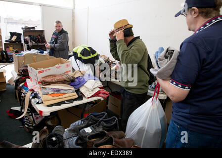 Tucson, Arizona, Stati Uniti. Gen. 10, 2015. Senzatetto militari statunitensi reduci ricevono cure mediche, abbigliamento e della cura del corpo al XVI Stand semestrale all evento ospitato da Tucson veterani che serve i veterani. Gli Stati Uniti Reparto di Albergare e Sviluppo Urbano stimato nel gennaio del 2014 che 49,933 militari americani reduci sono senzatetto. Credit: Norma Jean Gargasz/Alamy Live News Foto Stock