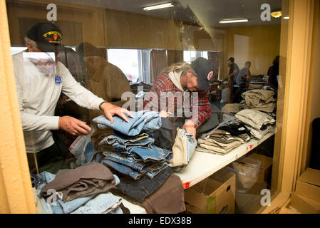 Tucson, Arizona, Stati Uniti. Gen. 10, 2015. Senzatetto militari statunitensi reduci ricevono cure mediche, abbigliamento e della cura del corpo al XVI Stand semestrale all evento ospitato da Tucson veterani che serve i veterani. Gli Stati Uniti Reparto di Albergare e Sviluppo Urbano stimato nel gennaio del 2014 che 49,933 militari americani reduci sono senzatetto. Credit: Norma Jean Gargasz/Alamy Live News Foto Stock