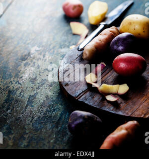 Raw patate colorati pronti per la cottura Foto Stock