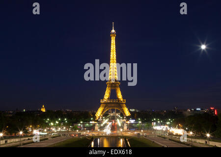 Francia, Parigi, la torre Eiffel di notte. Foto Stock