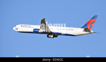 Delta Airlines Boeing 767 N841MH in partenza dall'aeroporto di Heathrow LHR Foto Stock