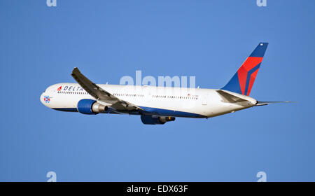 Delta Airlines Boeing 767 N841MH in partenza dall'aeroporto di Heathrow LHR Foto Stock