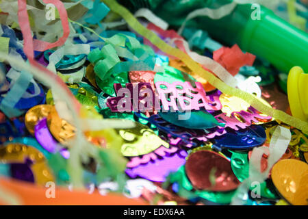 Immagine ravvicinata di decorazioni di partito,Horn soffianti,streamers,palloncini, Foto Stock