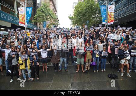 Sydney, Australia. 11 gennaio 2015. Il popolo francese a Sydney si sono riuniti a Martin Place per onorare le vittime del Charlie Hebdo attacco da parte di elementi di Al Qaeda. Essi detenute segni dicendo, "libertà" e "Je suis Charlie'. I nomi di coloro che erano morti sono stati letti e un minuto di silenzio è stato tenuto. Alla fine sono stati i messaggi scritti su una parete. Nella foto è raffigurato il popolo francese alla fine del rally come hanno tenuto le mani. Credito: credito Copyright: Richard Milnes/Alamy Live News Foto Stock