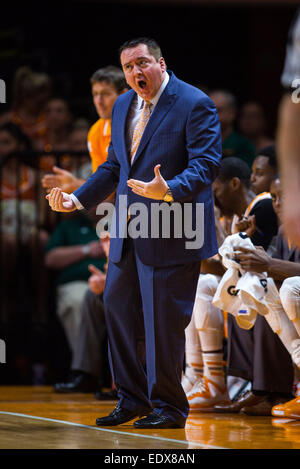 10 gennaio 2015: head coach Donnie Tyndall del Tennessee volontari durante il NCAA pallacanestro tra la University of Tennessee volontari e la University of Alabama Crimson Tide a Thompson Boling Arena a Knoxville TN Foto Stock