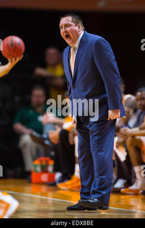 10 gennaio 2015: head coach Donnie Tyndall del Tennessee volontari durante il NCAA pallacanestro tra la University of Tennessee volontari e la University of Alabama Crimson Tide a Thompson Boling Arena a Knoxville TN Foto Stock