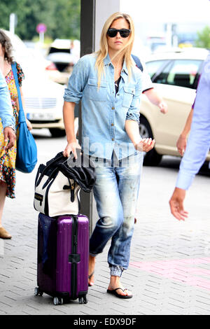 Bar Refaeli e suo marito in arrivo presso l'aeroporto di Tegel per la Casa di Stoccarda la settimana della moda di Berlino Primavera/Estate 2015 dotate di: Bar Refaeli Dove: Berlino, Germania Quando: 09 Lug 2014 Foto Stock