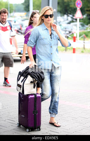 Bar Refaeli e suo marito in arrivo presso l'aeroporto di Tegel per la Casa di Stoccarda la settimana della moda di Berlino Primavera/Estate 2015 dotate di: Bar Refaeli Dove: Berlino, Germania Quando: 09 Lug 2014 Foto Stock