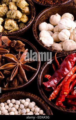 Le spezie thai in piccole ciotole di legno Foto Stock