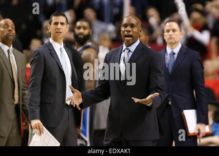 Orlando capo allenatore JACQUE VAUGHN sostiene una chiamata. Il Portland Trail Blazers giocare gli Orlando Magic presso il Centro Moda on gennaio 10, 2015. Decimo gen, 2015. © David Blair/ZUMA filo/Alamy Live News Foto Stock