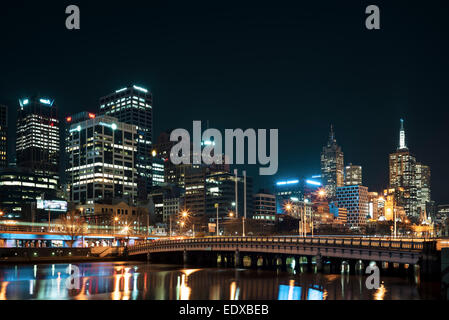 Skyline della città oltre queensbridge melbourne durante la notte Foto Stock