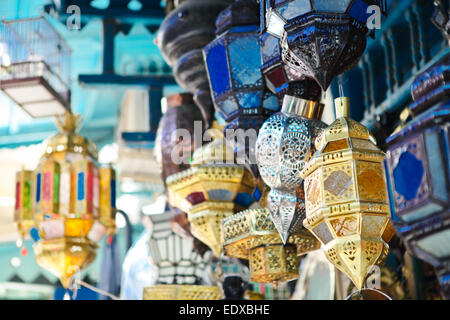 Tradizionali di vetro e lampade in metallo in negozio nella medina di Tunisi, Tunisia Foto Stock