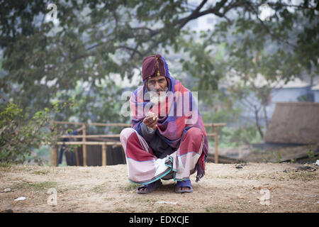 Il 11 gennaio 2014. Xi gen, 2015. Dacca in Bangladesh '"' UN bangladese vecchio uomo la mattina presto in Tangi vicino a Dacca in Bangladesh. © K M Asad/ZUMA filo/ZUMAPRESS.com/Alamy Live News Foto Stock