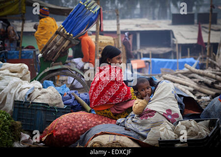 Il 11 gennaio 2014. Xi gen, 2015. Dacca in Bangladesh '"' una famiglia nel lato del mercato ortofrutticolo in Tangi vicino a Dacca in Bangladesh. © K M Asad/ZUMA filo/ZUMAPRESS.com/Alamy Live News Foto Stock