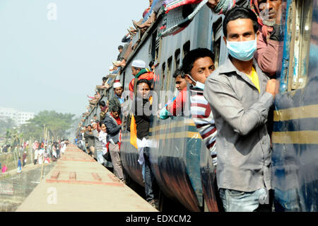 Dacca in Bangladesh. Xi gen, 2015. Pendolari salire sul tetto di un treno come essi partecipare alla preghiera finale cerimonia sulla banca del fiume Turag nella periferia di Dhaka, Bangladesh, 11 genn. 2015. Il Ijtema il luogo e le sue aree adiacenti riverberata domenica pomeriggio con la parola 'Amin' ripetutamente pronunciate da milioni di devoti alzando le mani assieme in Akheri Munajat, preghiera conclusiva della prima fase della seconda più grande musulmano annuale congregazione dopo la santa Hajj. © Shariful Islam/Xinhua/Alamy Live News Foto Stock