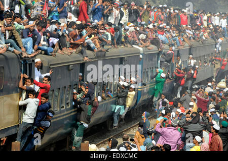 Dacca in Bangladesh. Xi gen, 2015. Pendolari salire sul tetto di un treno come essi partecipare alla preghiera finale cerimonia sulla banca del fiume Turag nella periferia di Dhaka, Bangladesh, 11 genn. 2015. Il Ijtema il luogo e le sue aree adiacenti riverberata domenica pomeriggio con la parola 'Amin' ripetutamente pronunciate da milioni di devoti alzando le mani assieme in Akheri Munajat, preghiera conclusiva della prima fase della seconda più grande musulmano annuale congregazione dopo la santa Hajj. © Shariful Islam/Xinhua/Alamy Live News Foto Stock