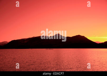 Alba Alba Cat campane Fells riflessa nel lago Derwentwater, Keswick Town, Parco Nazionale del Distretto dei Laghi, Cumbria, England, Regno Unito Foto Stock