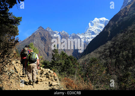 Trekking a Tengboche Ri montagna, campo base Everest trek, montagna himalayana, Sito Patrimonio Mondiale dell'UNESCO, Nazionale di Sagarmatha Foto Stock