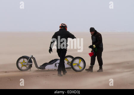 Soffiaggio di sabbia sulla spiaggia di Southport, Merseyside, Regno Unito. Xi gennaio, 2015 UK Meteo. "Terra di Vela, Kite buggy e landboard o attività, sport, e inseguimenti sulla spiaggia di Ainsdale con vento sabbia soffiata & gale force venti Foto Stock