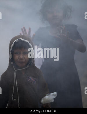 Dacca in Bangladesh. Xi gen, 2015. Baraccopoli bambini in prossimità della ferrovia in una mattinata invernale di Dhaka. © Zakir Hossain Chowdhury/ZUMA filo/Alamy Live News Foto Stock