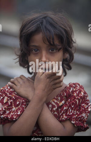 Dacca in Bangladesh. Xi gen, 2015. Baraccopoli bambini in prossimità della ferrovia in una mattinata invernale di Dhaka. © Zakir Hossain Chowdhury/ZUMA filo/Alamy Live News Foto Stock