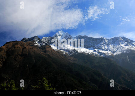 Snow capped Thamsherku montagna, sul campo base Everest trek, Sito Patrimonio Mondiale dell'UNESCO, il Parco Nazionale di Sagarmatha, Solu-Khumb