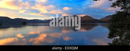 Alba Alba Cat campane Fells riflessa nel lago Derwentwater, Keswick Town, Parco Nazionale del Distretto dei Laghi, Cumbria, England, Regno Unito Foto Stock