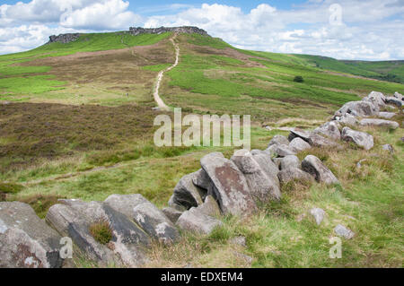 Vista da Carl Wark verso Higger Tor in estate. Un Peak District paesaggio nel Derbyshire. Foto Stock