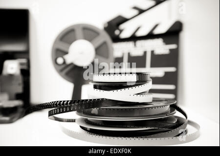 Un vintage 8mm Movie editing desktop in bianco e nero con 8 mm di bobine e gli elementi di sfondo di messa a fuoco Foto Stock