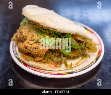 Tradizionali taiwanesi guo bao la carne su un piatto di bun Foto Stock