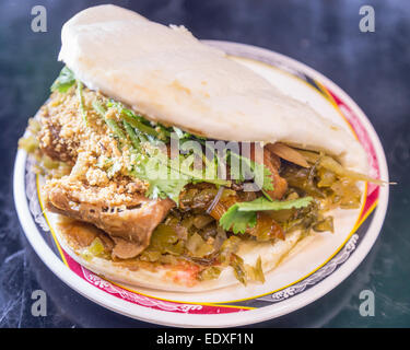 Tradizionali taiwanesi guo bao la carne su un piatto di bun Foto Stock