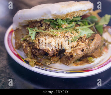 Tradizionali taiwanesi guo bao la carne su un piatto di bun Foto Stock