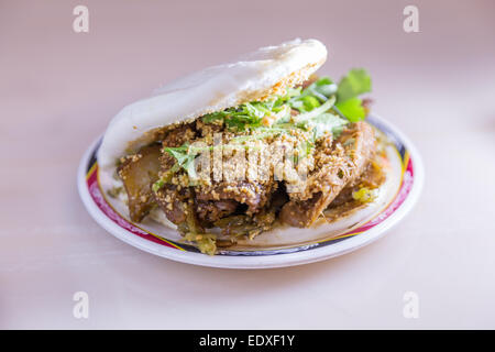 Tradizionali taiwanesi guo bao la carne su un piatto di bun Foto Stock