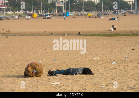 CHENNAI, India - 10 febbraio: un giovane non identificato uomo dorme sulla sabbia vicino alla spiaggia di Marina il 10 febbraio 2013 a Chennai Foto Stock